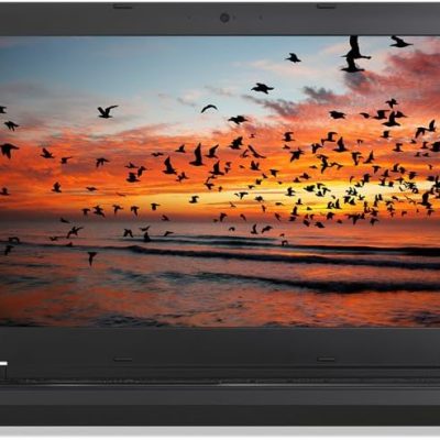 نمای روبروی لپ‌تاپ Lenovo ThinkPad L570 روی میز کار با صفحه روشن