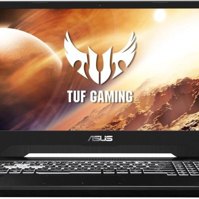 تصویر نمای روبروی لپ‌تاپ Asus TUF FX95G با نمایشگر 15.6 اینچی روشن و طراحی گیمینگ